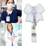 bílý sponek na hrudník