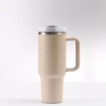 Krémově bílá