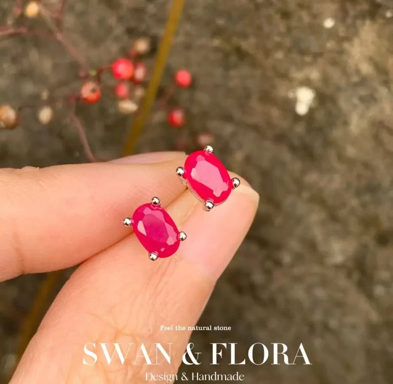 Stříbrné náušnice s přírodním rubínem | dámské šperky, jemné náušnice