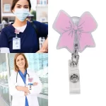 růžový klip na hrudník