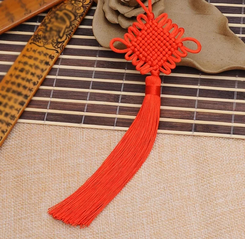 Čínský uzel s červeným střapcem | novoroční dekorace, tradiční ozdoba