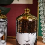 Keramický svícen obličej s červenými rty | dekorace