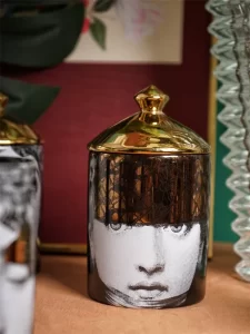 Keramický svícen obličej s červenými rty | dekorace