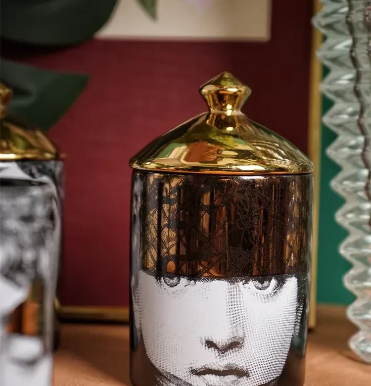 Keramický svícen obličej s červenými rty | dekorace