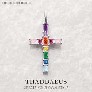 Stříbrný přívěsek kříž s barevnými kameny | šperk