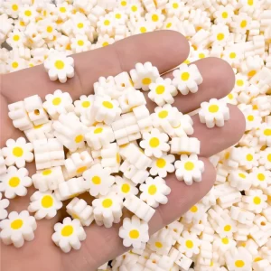 Bílé polymerové korálky květiny 10mm | dekorace