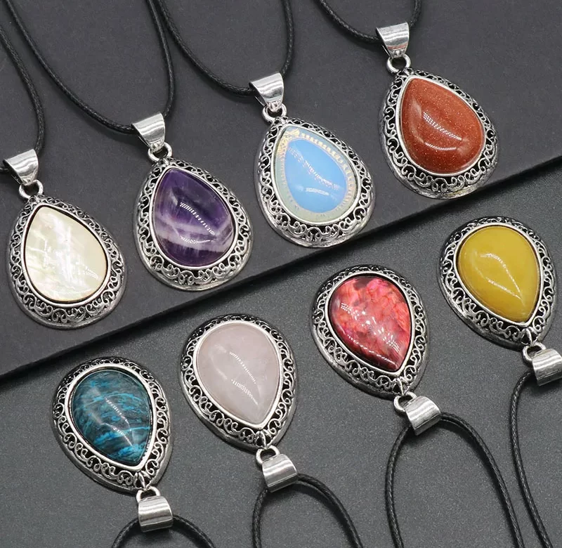 Růženínový přívěsek ve tvaru kapky s krystalem na řetízku | šperk