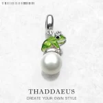 Stříbrný přívěsek žába s perlou | šperk
