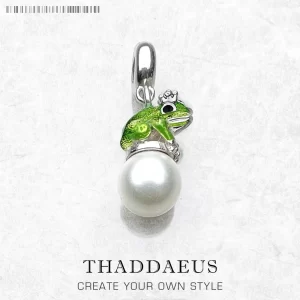 Stříbrný přívěsek žába s perlou | šperk