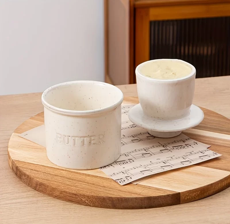 Bílá keramická máslenka s víkem | nádoba na máslo