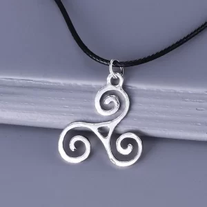 Stylový náhrdelník s přívěskem triskelion | šperk