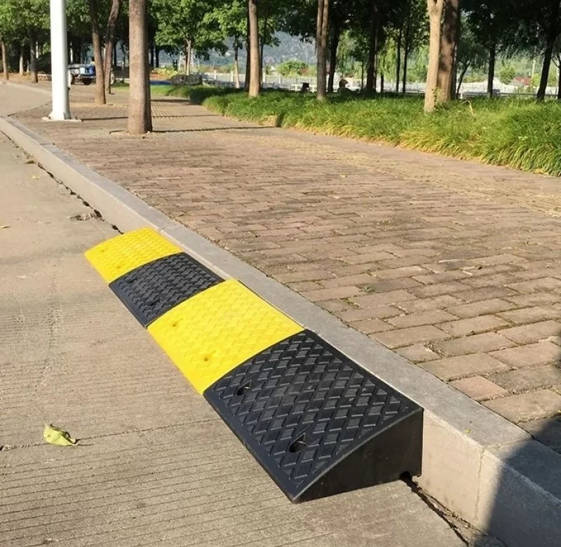 Protiskluzová plastová nájezdová rampa na obrubník | rampa na auta